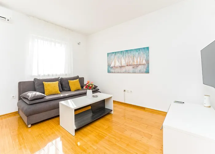 Summer Breeze Pool Apartments