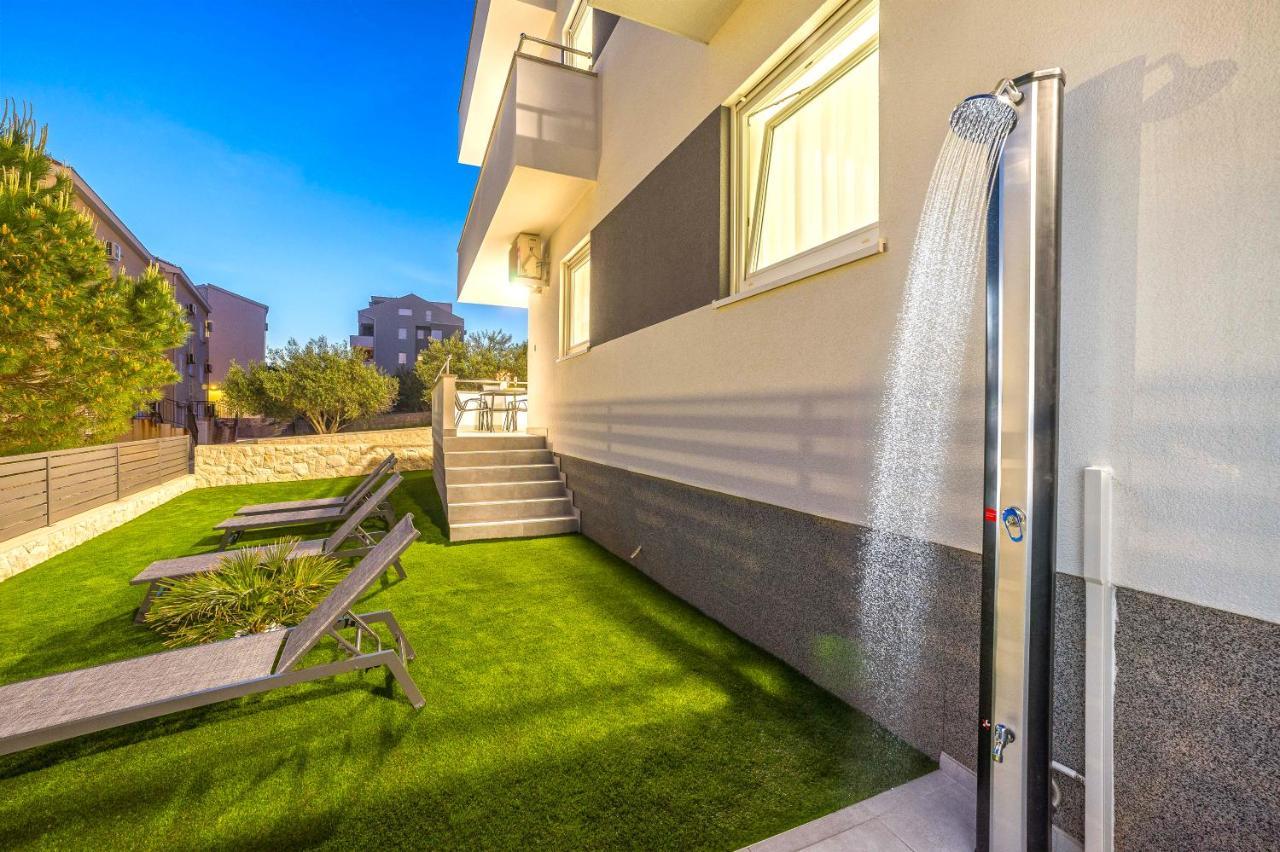 Summer Breeze Pool Apartment Novalja
