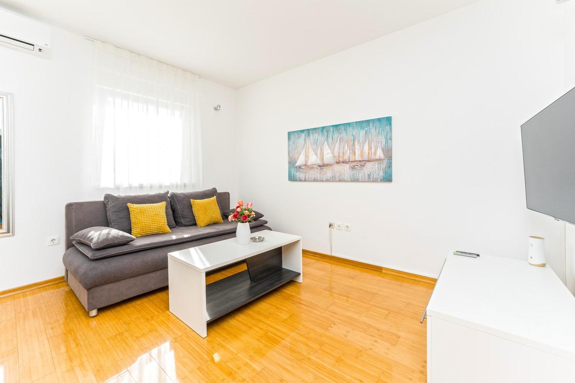 Summer Breeze Pool Apartment *